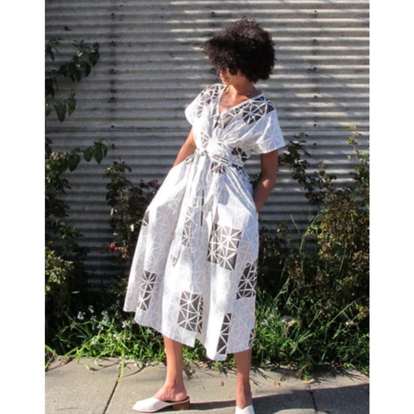 SEEK COLLECTIVE Women's Blue & Gray Geometric Print Short Sleeve Tie Waist Dress - Picture 7 of 7